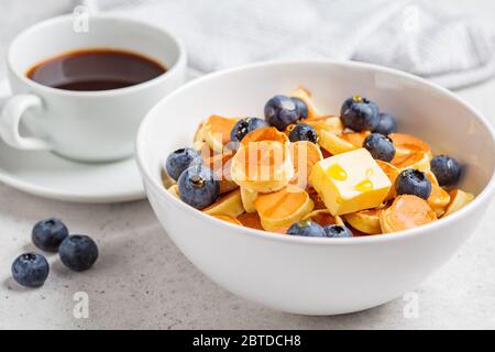 Crêpes céréales avec beurre dans un bol blanc. Concept de la nourriture pour le petit déjeuner. Banque D'Images