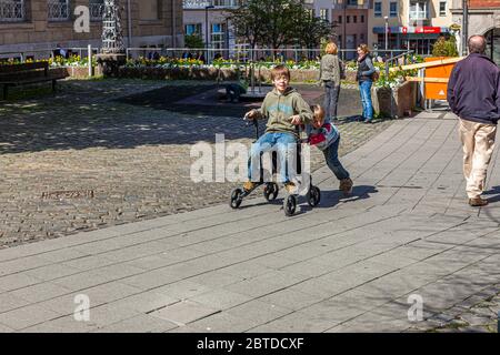 Petit-fils joue avec le roller de grand-mère à Aix-la-Chapelle, en Allemagne Banque D'Images