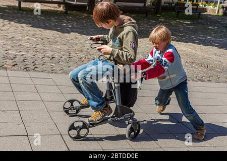 Petit-fils joue avec le roller de grand-mère à Aix-la-Chapelle, en Allemagne Banque D'Images