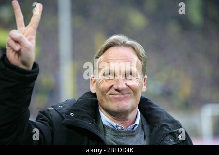 Hans Joachim Watzke est confiant de la victoire dans le jeu de la 1ère saison Bundesliga 2011/12 (30ème jour de match) geste humour signe de victoire entre Borussia Dortmund et FC Bayern Mvºnchen le 11 avril 2012 dans le signal Iduna Park firo Fuvuball, football, 11 avril 2011/2012 1.Bundesliga, saison BVB, Borussia Dortmund - Bayern Mvºnchen 1: 0 | utilisation dans le monde entier Banque D'Images