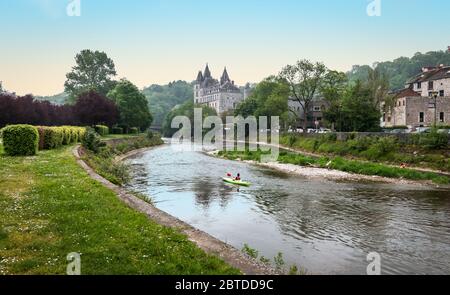 Faites du kayak sur la rivière Ourthe à Durbuy, Ardennes, Belgique. Banque D'Images