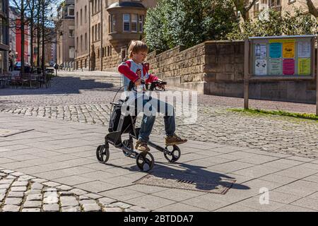 Petit-fils joue avec le roller de grand-mère à Aix-la-Chapelle, en Allemagne Banque D'Images