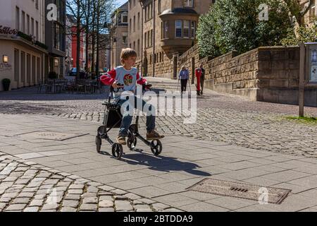 Petit-fils joue avec le roller de grand-mère à Aix-la-Chapelle, en Allemagne Banque D'Images