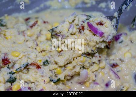 Un Vade de Batate cru, un Vadey de Batate, un gâteau aux haricots Dhal frits ou des ingrédients Kuih Vadey. Cuisine traditionnelle indienne. Mise au point sélective Banque D'Images