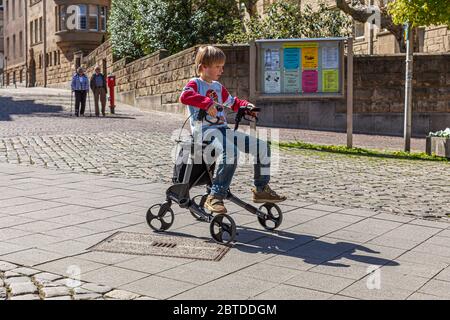 Petit-fils joue avec le roller de grand-mère à Aix-la-Chapelle, en Allemagne Banque D'Images