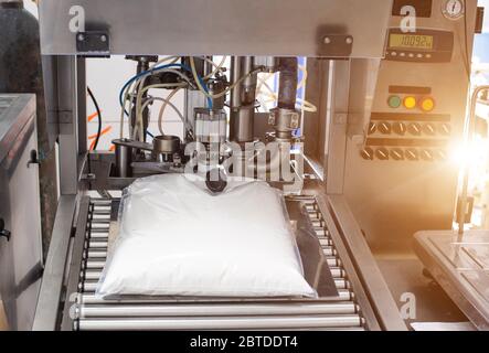 Production et fabrication de crème laitière à partir du lait de vache. Processus automatique de remplissage automatique de crème à forte teneur en graisse Banque D'Images