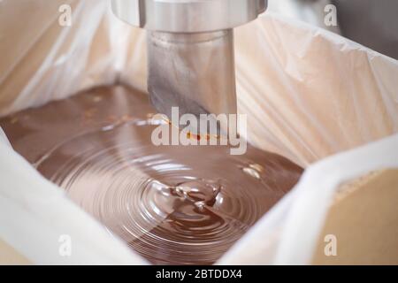 Production de chocolat chaud pour la fabrication de confiseries et de gâteaux Banque D'Images