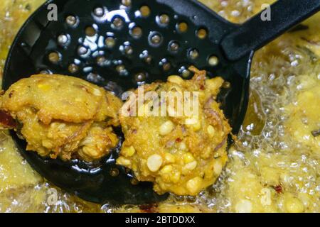 Cuisinez au plat avec du vade Batate, du Vadey Batate, du gâteau aux haricots Dhal frits ou du gros plan Kuih Vadey. Cuisine traditionnelle indienne. Mise au point sélective Banque D'Images