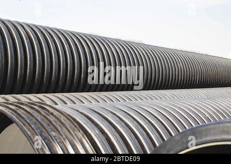 Tuyaux en plastique de grand diamètre pour l'alimentation en eau et en chauffage de la maison. Méthode moderne de pose de tuyaux durables, résistance chimique Banque D'Images
