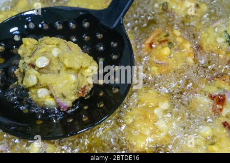 Cuisinez au plat avec du vade Batate, du Vadey Batate, du gâteau aux haricots Dhal frits ou du gros plan Kuih Vadey. Cuisine traditionnelle indienne. Mise au point sélective Banque D'Images