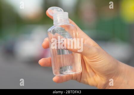 Une vraie jeune femme nettoie ses mains avec du gel hydroalcoolique comme méthode de prévention pour éviter de répandre COVID-19 à d'autres personnes à Madrid. Banque D'Images