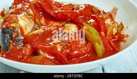 Ragoût de poisson trinidadien, poisson des Caraïbes avec vivaneau rouge mariné et tilapia, infusé avec des épices, poivrons, tomates, Banque D'Images