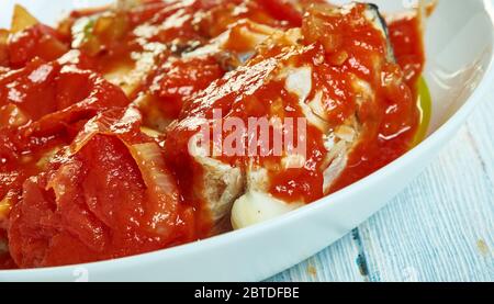 Ragoût de poisson trinidadien, poisson des Caraïbes avec vivaneau rouge mariné et tilapia, infusé avec des épices, poivrons, tomates, Banque D'Images