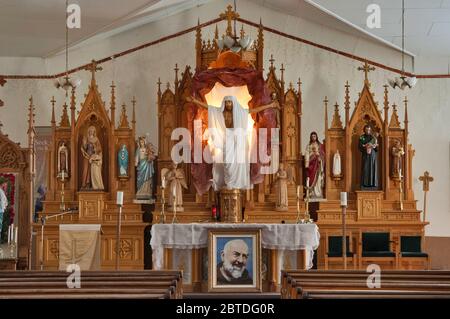 Maître-autel à l'église catholique Sangre de Cristo, image de Padre Pio, à San Luis, Colorado, Etats-Unis Banque D'Images