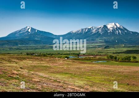 Spanish Peaks, vue depuis la route panoramique des légendes près de la Veta, Colorado, États-Unis Banque D'Images