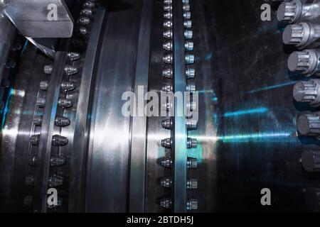 Une vue détaillée du moteur à turbine à gaz pour la production d'électricité, montre la conception de connexion de boulon et le tuyau à l'extérieur. Dans un bl monochrome Banque D'Images