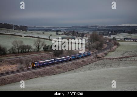2 trains d'épicentre de classe 156 d'Abelio ScotRail passant par Closeburn (au nord de Dumfries) sur la ligne de chemin de fer Glasgow et sud-ouest, Écosse, Royaume-Uni Banque D'Images