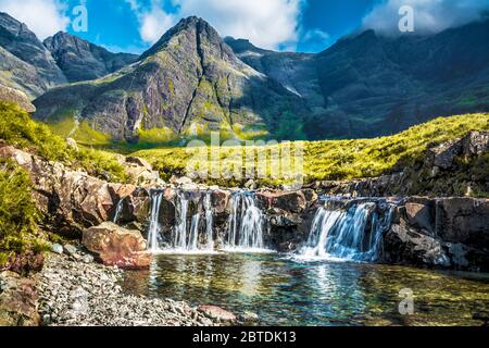 Cascade avec montagnes sur un fond Banque D'Images