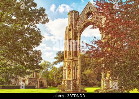 The Arch, Abbaye de Walsingham, Little Walsingham, Norfolk, Royaume-Uni. Arc de fenêtre est du XIVe siècle, vestiges de l'église prieuré Banque D'Images