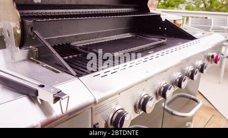 Cuisson de tranches de bacon sur un barbecue à gaz extérieur. Banque D'Images