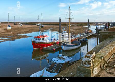 Des bateaux et des yachts amarraient le quai dans l'estuaire avec la marée et des bancs de sable visibles à Wells-Next-the-Sea, Norfolk, Royaume-Uni. Banque D'Images