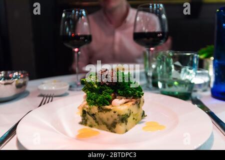 Délicieux dîner dans un hôtel 5 étoiles de Barcelone, Catalogne, Espagne. Purée de pommes de terre grillée avec chou et champignons. Cuisine fusion gastronomique Banque D'Images