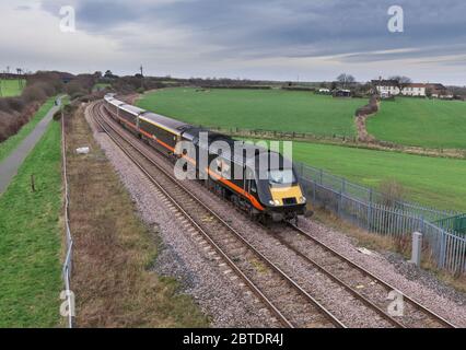 Grand Central train à grande vitesse ( Intercity 125 ) passant Crimdon sur la ligne de côte de Durham, Power car 43423 en tête Banque D'Images