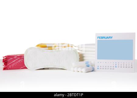 différents tampons et tampons de coton hygiéniques menstruels sur fond blanc. Produits d'hygiène féminine. Espace de copie. Banque D'Images