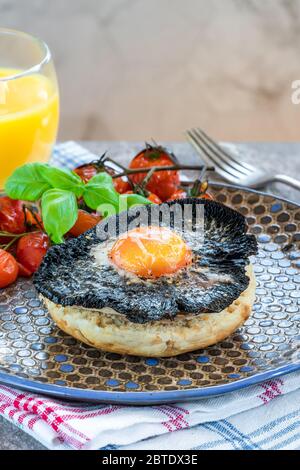 Brunch aux œufs et aux champignons avec des tomates pour bébé Banque D'Images