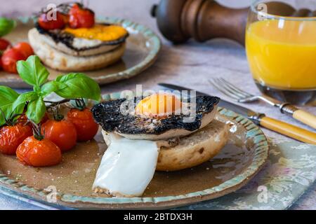 Brunch aux œufs et aux champignons avec des tomates pour bébé Banque D'Images