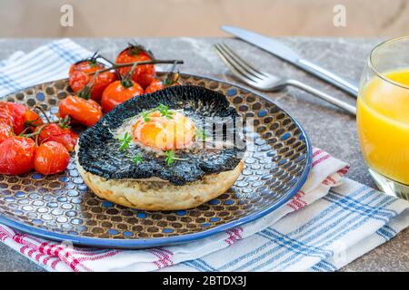 Brunch aux œufs et aux champignons avec des tomates pour bébé Banque D'Images