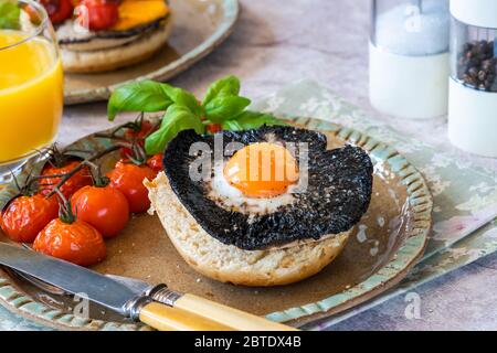 Brunch aux œufs et aux champignons avec des tomates pour bébé Banque D'Images