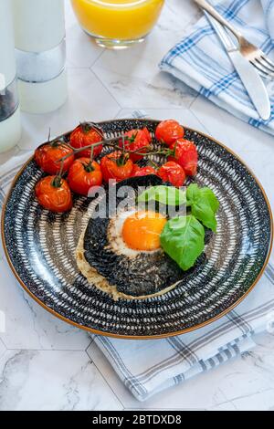 Brunch aux œufs et aux champignons avec des tomates pour bébé Banque D'Images