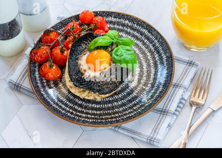 Brunch aux œufs et aux champignons avec des tomates pour bébé Banque D'Images