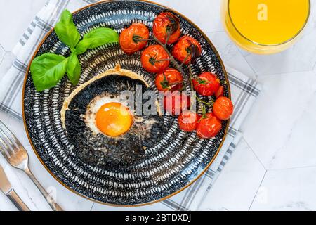 Brunch aux œufs et aux champignons avec tomates pour bébé - vue sur le dessus Banque D'Images