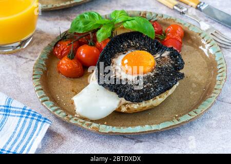 Brunch aux œufs et aux champignons avec des tomates pour bébé Banque D'Images