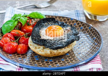 Brunch aux œufs et aux champignons avec des tomates pour bébé Banque D'Images