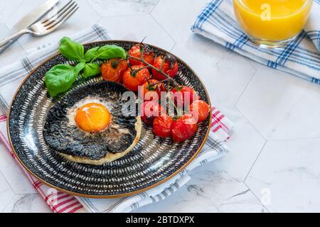 Brunch aux œufs et aux champignons avec des tomates pour bébé Banque D'Images