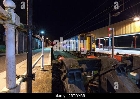 2 trains à grande vitesse à transport unique de classe 156 153328 + 153352 stabed sur les tampons de la plate-forme de la baie à la gare de Lancaster Banque D'Images