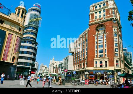 MADRID, ESPAGNE - 11 AOÛT : Gran via et Plaza Callao le 11 août 2014 à Madrid, Espagne. Gran via est connu comme le Broadway espagnol parce que est le lo Banque D'Images