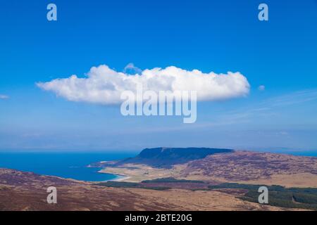 Vue sur Sgorr an Fharaidh sur le côté nord de l'île d'Eigg depuis le sommet d'Ann Sgurr Banque D'Images