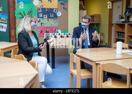 Nuremberg, Allemagne. 25 mai 2020. Markus Söder (CSU), ministre-président de la Bavière, s'entretient avec Corinna Hirschmann, chef de la maternelle, lors d'une visite à une école maternelle de Nuremberg. Depuis le 25 mai, les enfants de Bavière sont autorisés à aller à nouveau à la maternelle. Crédit : Daniel Karmann/dpa/Alay Live News Banque D'Images