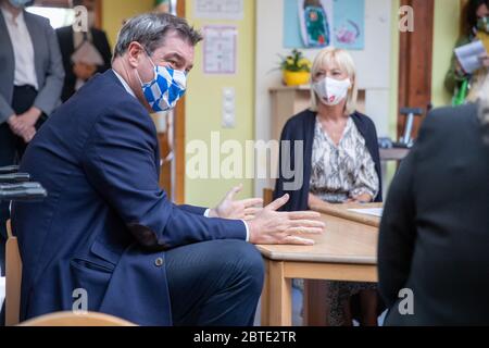 Nuremberg, Allemagne. 25 mai 2020. Markus Söder (CSU), ministre-président de la Bavière, s'entretient avec Carolina Trautner (M, CSU), ministre d'État bavarois de la famille, du travail et des Affaires sociales, et le chef de la maternelle lors d'une visite à un jardin d'enfants de Nuremberg. Depuis le 25 mai, les enfants de Bavière sont autorisés à aller à nouveau à la maternelle. Crédit : Daniel Karmann/dpa/Alay Live News Banque D'Images