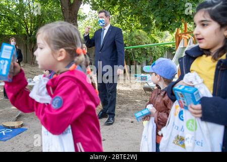 Nuremberg, Allemagne. 25 mai 2020. Markus Söder (CSU, M), ministre-président de Bavière, porte un masque lors d'une visite à un jardin d'enfants de Nuremberg. Debout devant lui sont des enfants, chacun tenant un cadeau de bienvenue dans ses mains pour les accueillir de nouveau à la maternelle. Depuis le 25 mai, les enfants de Bavière ont été autorisés à aller à nouveau à la maternelle. Crédit : Daniel Karmann/dpa/Alay Live News Banque D'Images