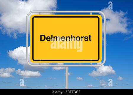 Signe de la sité Delmenhorst contre le ciel bleu, Allemagne, Basse-Saxe Banque D'Images