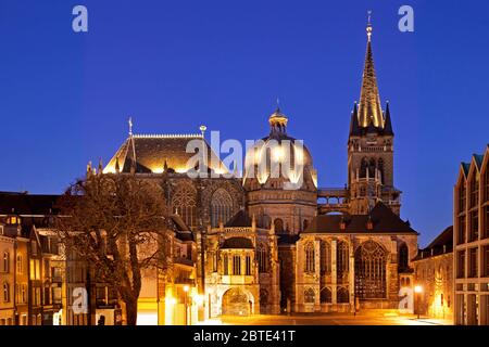 Cathédrale d'Aix-la-Chapelle illuminée dans la soirée, Allemagne, Rhénanie-du-Nord-Westphalie, Aix-la-Chapelle Banque D'Images