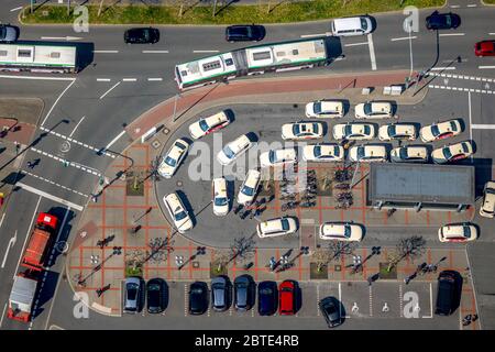 Station de taxis avec taxis à la gare principale Bochum, 10.04.2019, vue aérienne, Allemagne, Rhénanie-du-Nord-Westphalie, région de la Ruhr, Bochum Banque D'Images