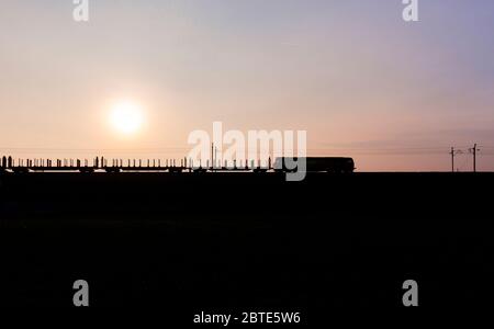Colas Rail Freight classe 60 locomotive diesel 60095 sur la ligne principale électrifiée de la côte ouest avec un train de wagons de bois vides Banque D'Images