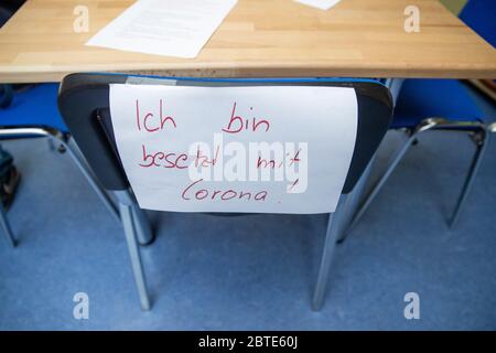 Nuremberg, Allemagne. 25 mai 2020. 'Je suis occupé avec Corona!' Est écrit sur une note jointe à une chaise dans un jardin d'enfants de Nuremberg. Le ministre-président de la Bavière, Söder, s'est rendu lundi à la maternelle. Depuis le 25 mai, les enfants d'âge préscolaire de Bavière ont été autorisés à aller à nouveau à la maternelle. Crédit : Daniel Karmann/dpa/Alay Live News Banque D'Images