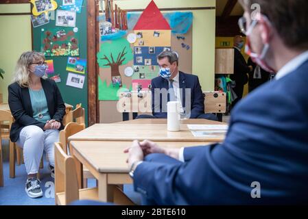 Nuremberg, Allemagne. 25 mai 2020. Markus Söder (CSU, M), ministre-président de la Bavière, s'entretient avec Carolina Trautner (M, CSU), ministre d'État bavarois de la famille, du travail et des Affaires sociales, et le chef de la maternelle lors d'une visite à un jardin d'enfants de Nuremberg. Depuis le 25 mai, les enfants de Bavière sont autorisés à aller à nouveau à la maternelle. Crédit : Daniel Karmann/dpa/Alay Live News Banque D'Images